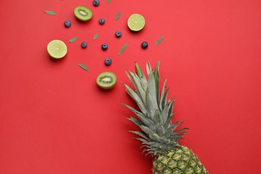 Renkli arkaplanda farklı meyve ve böğürtlen kompozisyonu