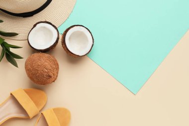 Renkli arka planda şık ayakkabılı, şapkalı ve hindistan cevizli kompozisyon, yakın plan