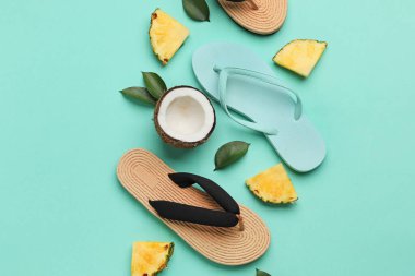 Renkli arka planda parmak arası terlik ve meyveli kompozisyon