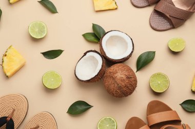 Renkli arka planda farklı ayakkabı ve meyvelerle kompozisyon, yakın plan