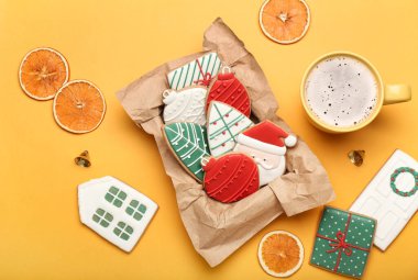 Renkli arka planda Noel kutlaması için güzel kurabiyeler