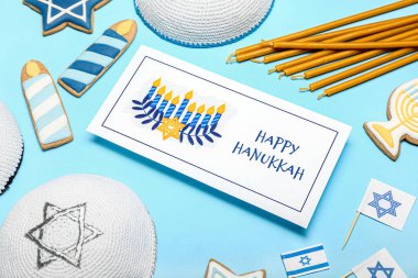 Renk arkaplanındaki Hanuka ve tebrik kartlarının farklı sembolleri