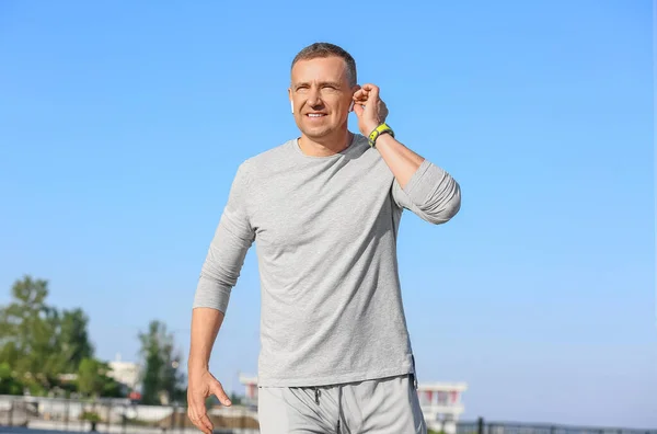 Sporty Mature Man Earphones Running Outdoors — Stock Photo, Image