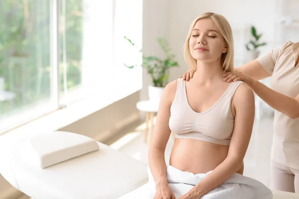 Jong Zwanger Vrouw Het Hebben Van Massage Spa Salon — Stockfoto