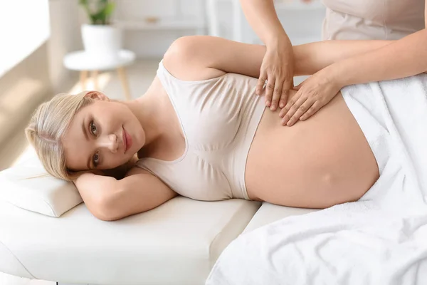 Jong Zwanger Vrouw Het Hebben Van Massage Spa Salon — Stockfoto