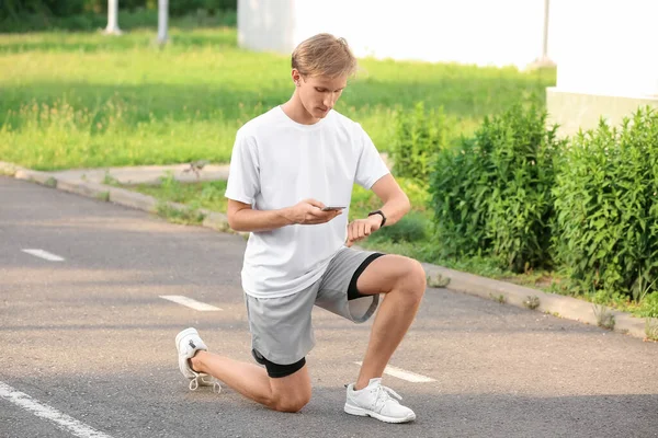 Sportowy Biegacz Męski Sprawdza Puls Zewnątrz — Zdjęcie stockowe