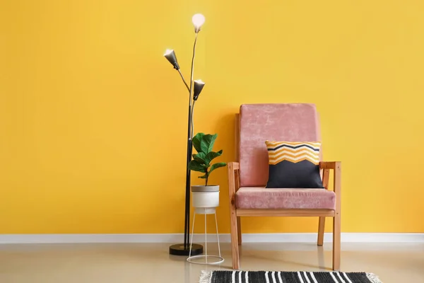 Świecąca Lampa Fotel Wnętrzu Pokoju Kolorowymi Ścianami — Zdjęcie stockowe
