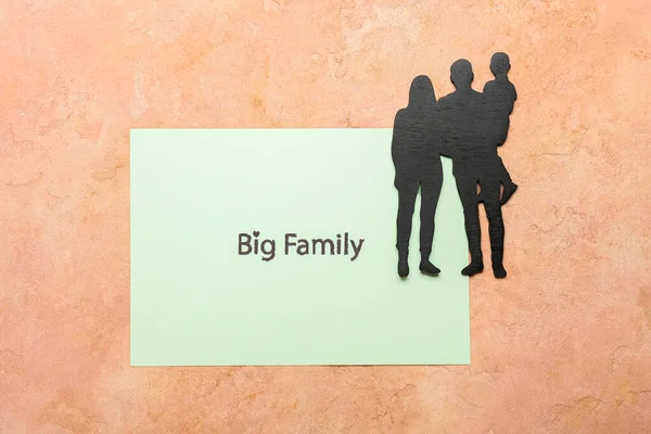 Figur Der Familie Und Papier Blatt Mit Text Auf Farbigem — Stockfoto