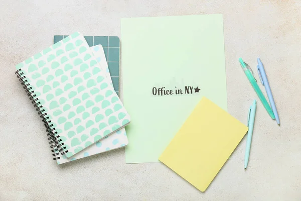 Feuille Papier Avec Texte Office Papeterie Sur Fond Gris Nouveaux — Photo