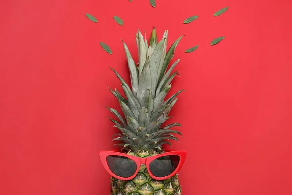 Creative Composition Ripe Pineapple Sunglasses Color Background — Stock Photo, Image