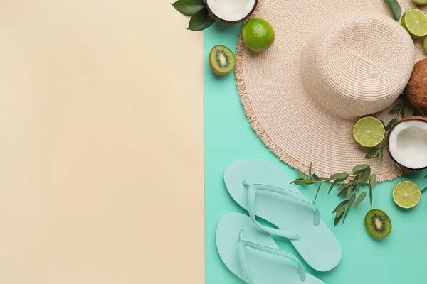 Composición Con Sombrero Elegante Chanclas Frutas Sobre Fondo Color Primer — Foto de Stock