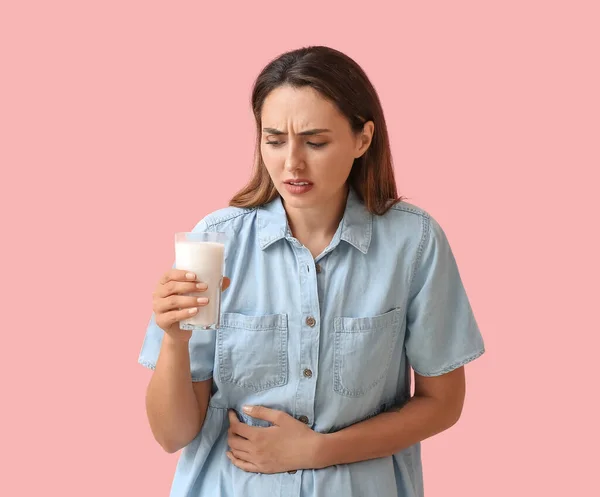Giovane Donna Con Allergia Latte Sfondo Colore — Foto Stock