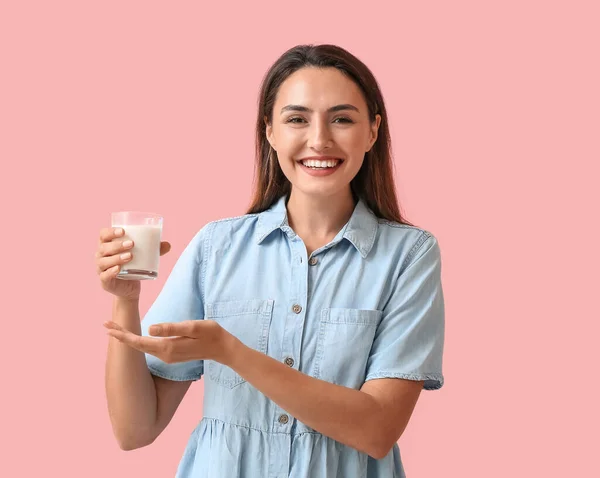 Jovem Com Copo Leite Fresco Fundo Cor — Fotografia de Stock