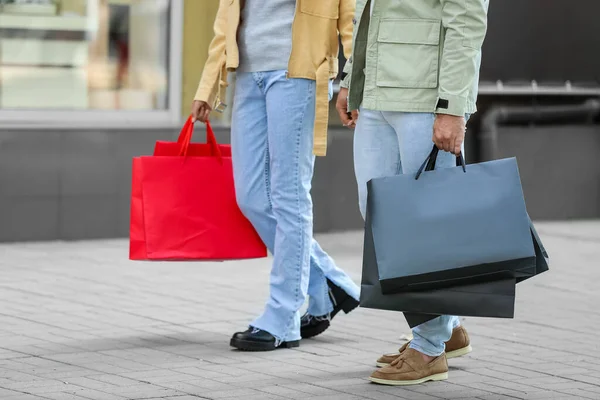 城市街道上有购物袋的夫妇 — 图库照片