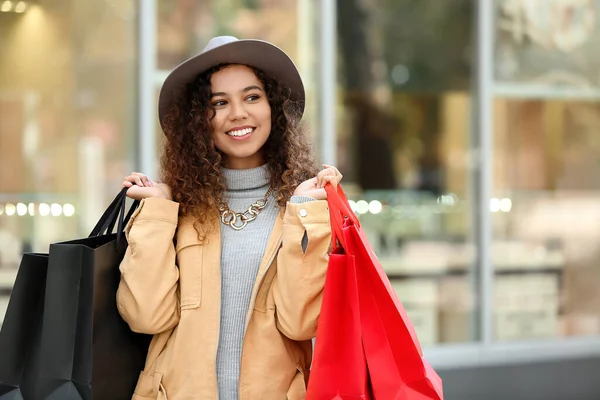 Jovem Com Sacos Compras Rua Cidade — Fotografia de Stock