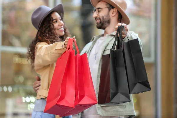 Pareja Con Bolsas Compras Calle Ciudad —  Fotos de Stock