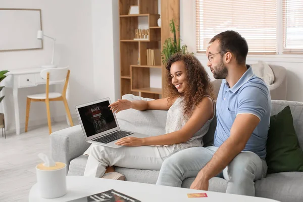 Casal Compras Line Black Friday Casa — Fotografia de Stock