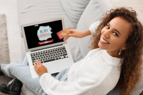 Jovem Mulher Compras Line Black Friday Casa — Fotografia de Stock