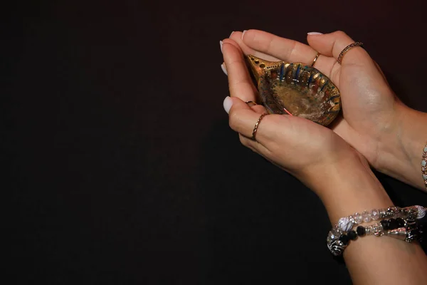 Mãos Femininas Com Lâmpada Diya Para Diwali Fundo Escuro — Fotografia de Stock
