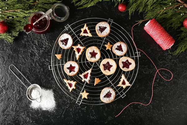 Cooling Rack Traditional Linzer Cookies Dark Background — Stock Photo, Image