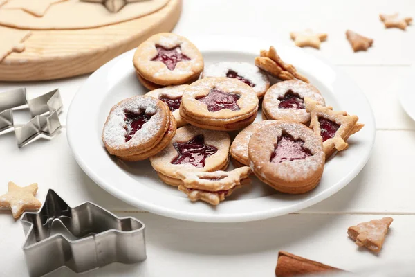 Placa Con Sabrosas Galletas Linzer Sobre Mesa Blanca —  Fotos de Stock