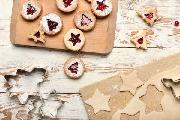 Zubereitung Schmackhafter Linzer Plätzchen Auf Weißem Holzgrund — Stockfoto