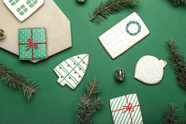 色の背景に装飾が施された美しいクリスマスクッキー — ストック写真