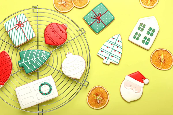 Cooling Rack Beautiful Christmas Cookies Color Background — Stock Photo, Image