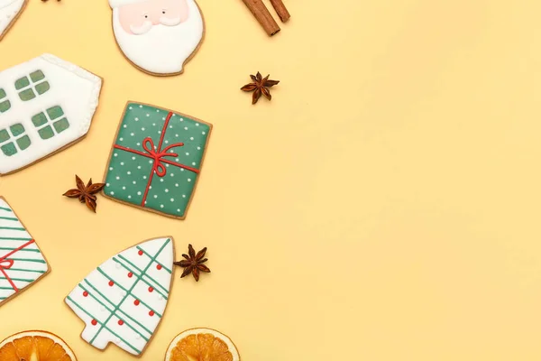 Schöne Weihnachtsplätzchen Mit Gewürzen Auf Farbigem Hintergrund — Stockfoto