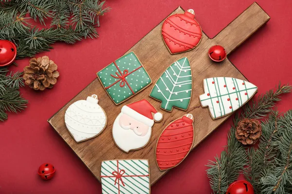 Tabule Krásnými Vánoční Cukroví Dekor Barevném Pozadí — Stock fotografie