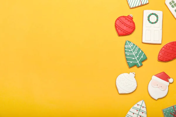 Schöne Plätzchen Für Die Weihnachtsfeier Auf Farbigem Hintergrund — Stockfoto