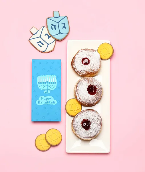 Leckere Kekse Mit Donuts Und Grußkarte Chanukka Auf Farbigem Hintergrund — Stockfoto