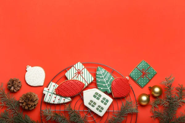 Estante Enfriamiento Con Deliciosas Galletas Navidad Sobre Fondo Color — Foto de Stock