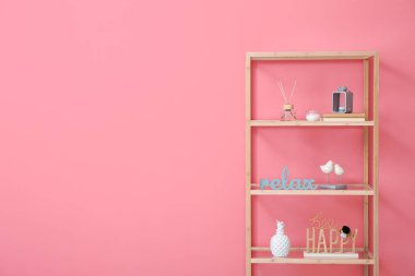 Renkli dekorlu ahşap raf ünitesi, yakın plan