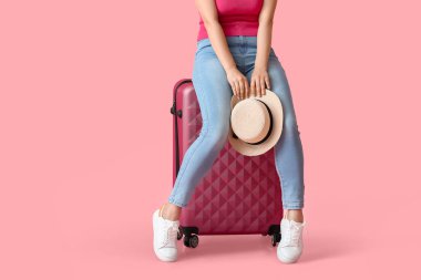 Bavulu renkli genç bir kadın.