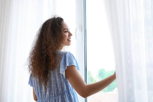 Jonge Afro Amerikaanse Vrouw Opent Licht Gordijnen Thuis Ochtend — Stockfoto