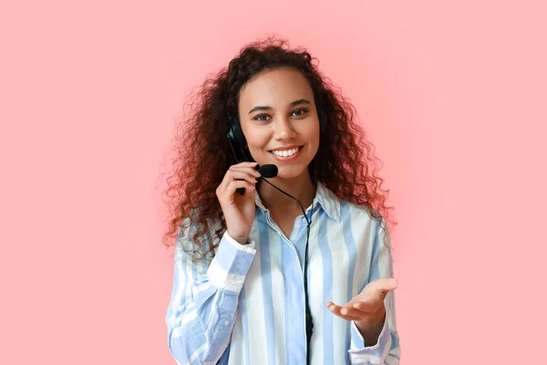 Consultor Afro Americano Call Center Fone Ouvido Fundo Rosa — Fotografia de Stock