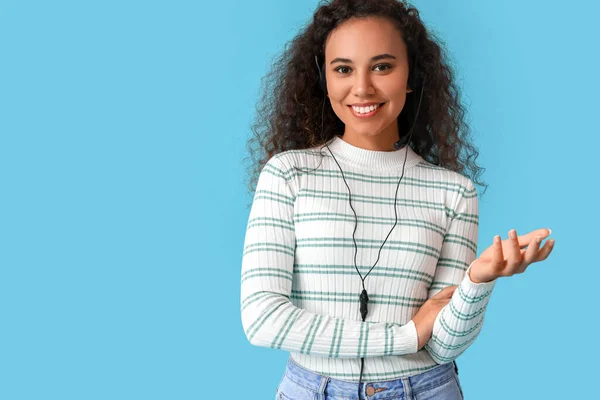 Consultor Afro Americano Call Center Fone Ouvido Fundo Azul — Fotografia de Stock