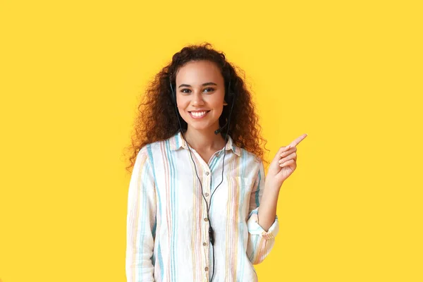 African American Consultant Call Center Pointing Something Yellow Background — Stock Photo, Image