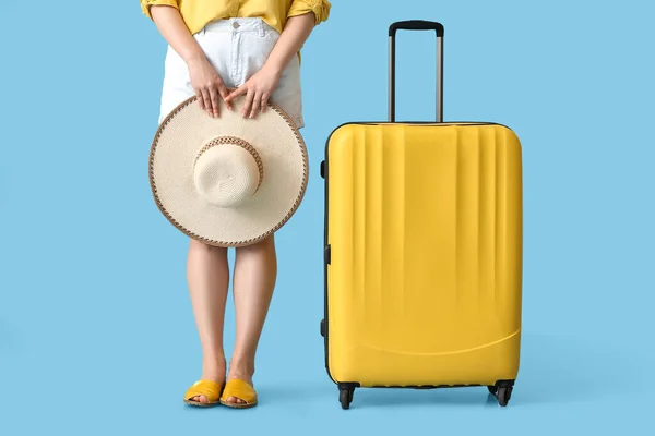 Junge Frau Mit Koffer Auf Farbigem Hintergrund — Stockfoto