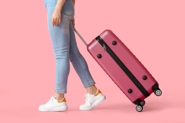 Junge Frau Mit Koffer Auf Farbigem Hintergrund — Stockfoto