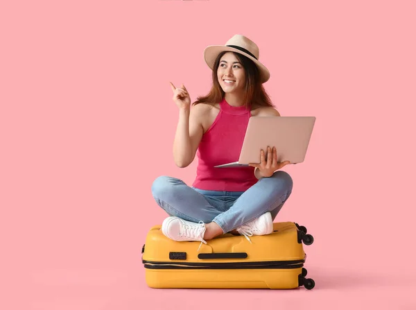 Young Woman Suitcase Laptop Pointing Something Color Background — Stock Photo, Image