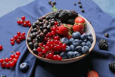 Masanın üzerinde farklı olgun meyveler olan kompozisyon, yakın plan.