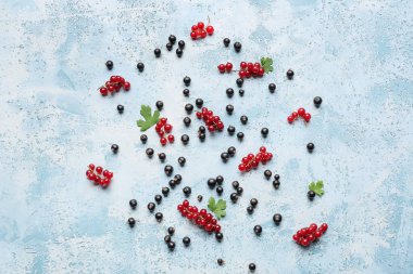 Renk arkaplanındaki lezzetli üzümler