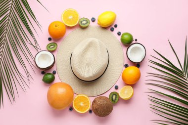 Renkli arka planda şık şapkalı, meyveli ve palmiye yapraklı kompozisyon