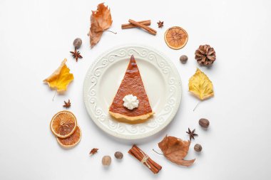 Beyaz arkaplanda lezzetli balkabağı turtası olan kompozisyon