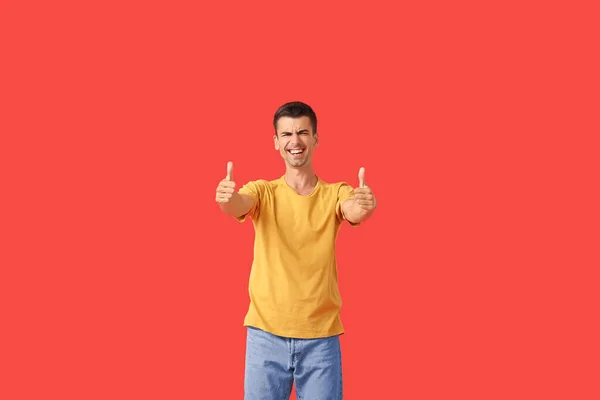 Stilig Ung Man Snygg Shirt Visar Tummen Upp Färg Bakgrund — Stockfoto