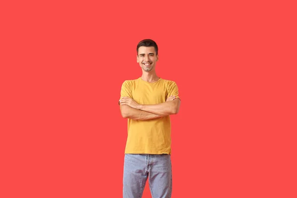Hombre Joven Guapo Elegante Camiseta Sobre Fondo Color — Foto de Stock