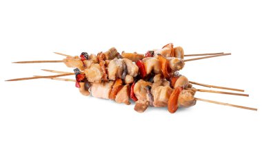 Beyaz arka planda sebzeli ızgara tavuk şişleri.