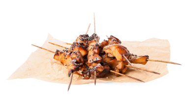 Beyaz arka planda ızgara tavuk şişi.